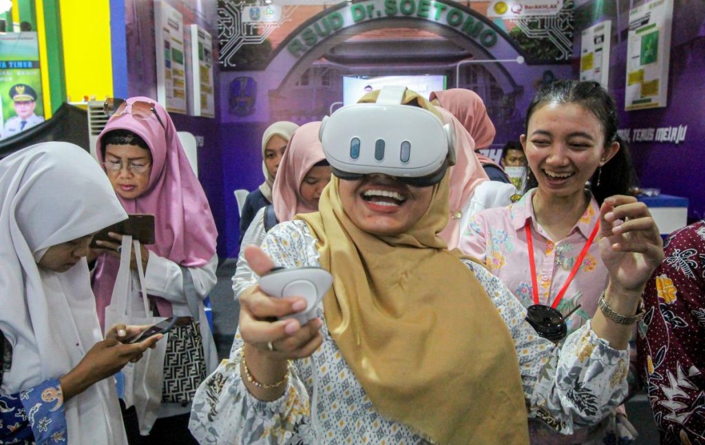 Teknologi VR kini dapat membantu stimulasi fungsi kognitif lansia secara ringan dan nyaman. Solusi ini memungkinkan latihan otak preventif tanpa tekanan.
