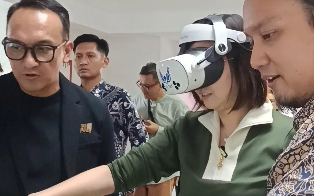 Wamen Ekraf RI, Irene Umar, mencoba VR AUTIVA di Display REKA YK JFFE Ekspo 2026 (Dok. PT VILABS)